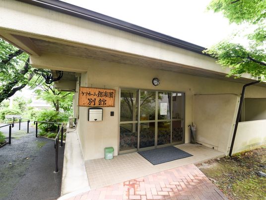 緑に囲まれたエントランス