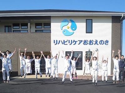スタッフが元気に挨拶する外観