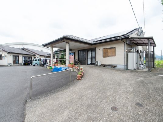広々とした外観風景