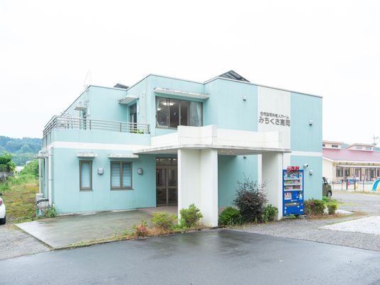 青い外壁の建物外観