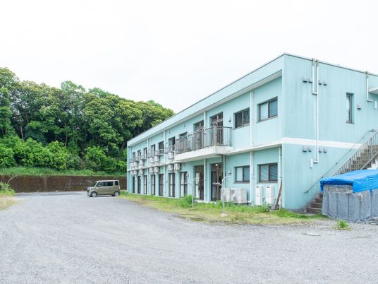 青い壁の建物外観