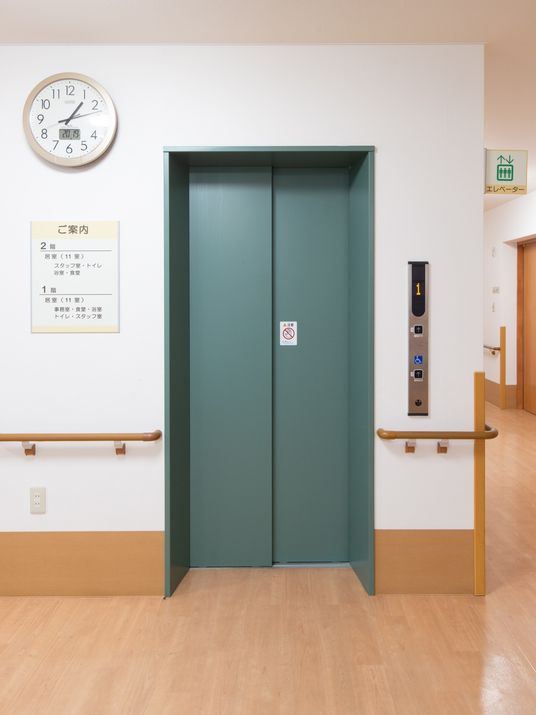 明るい廊下のエレベーター