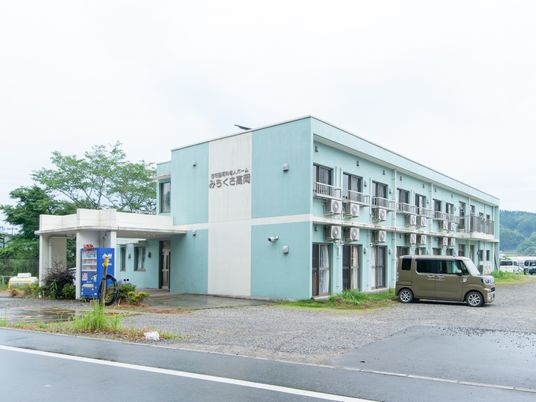 落ち着いた色合いの建物外観