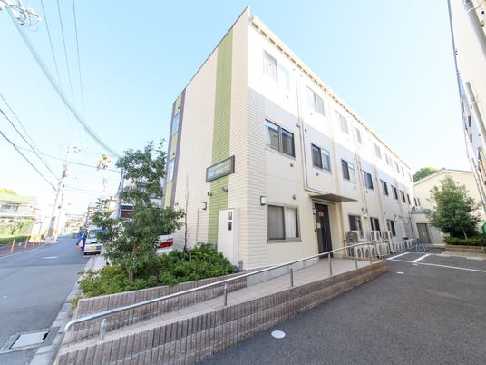 明るい日差しが差し込む施設外観 