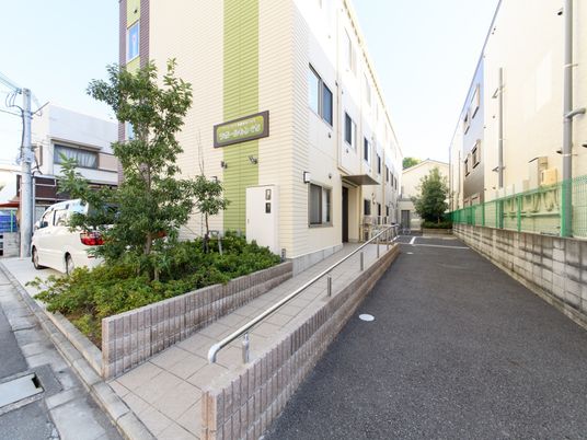  施設の外観と駐車スペース  