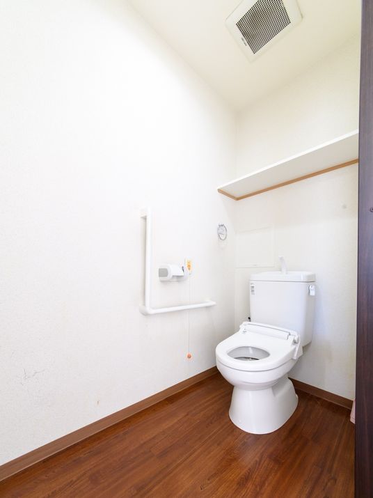  清潔感あるトイレスペース  