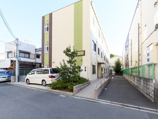  清潔感のある建物の外観  