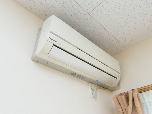 清潔なエアコンのある部屋