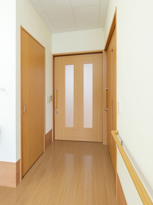 廊下の木目調ドア