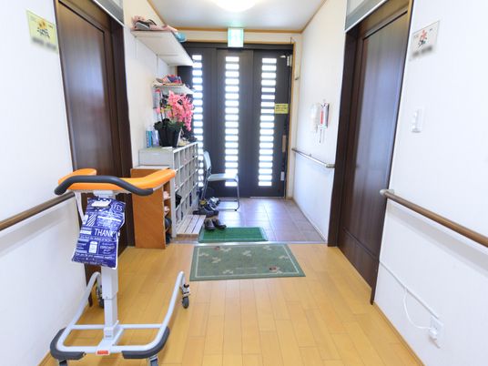 廊下の手すりと歩行器