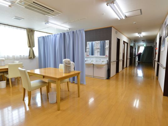 共用スペースの清潔な廊下