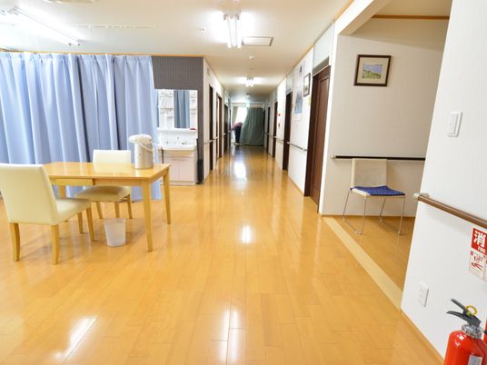 清潔な廊下と休憩スペース