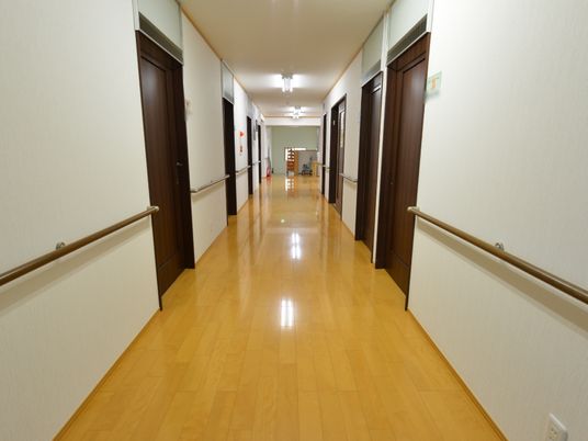 明るく清潔な廊下