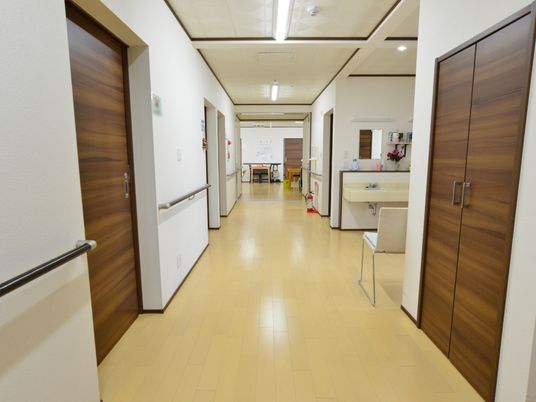 廊下と掲示物の様子