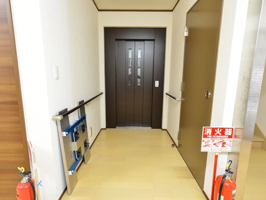 廊下と扉が見える空間