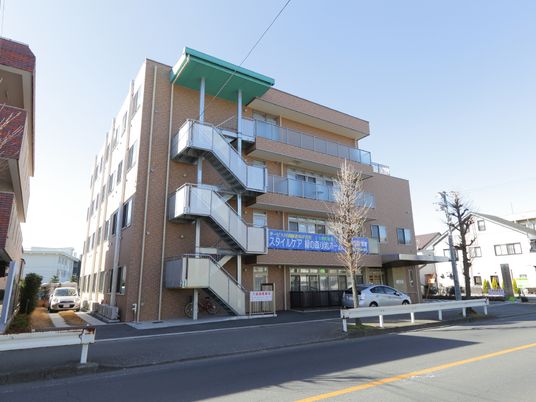 明るい外観の建物