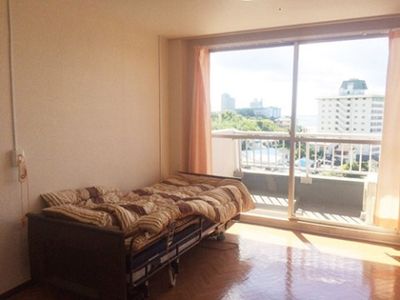 広々とした居室の窓辺