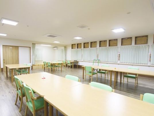 広々とした明るい食堂