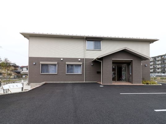 モダンな建物の正面入口