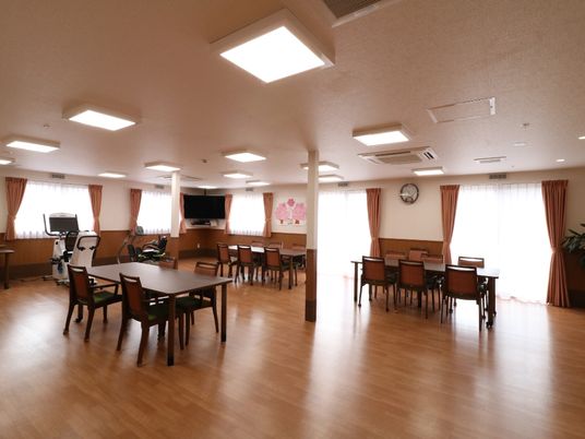 広々とした明るい食堂