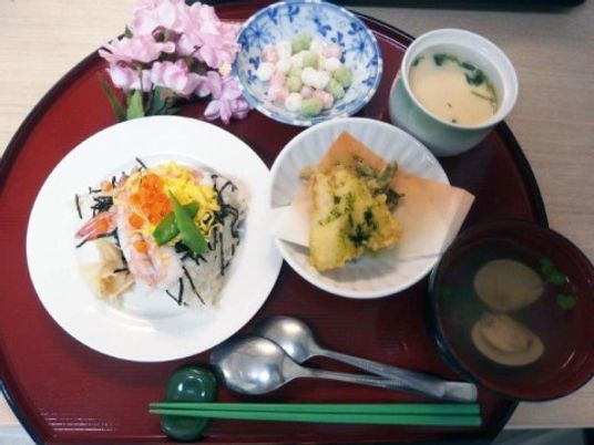 カラフルな和食の膳
