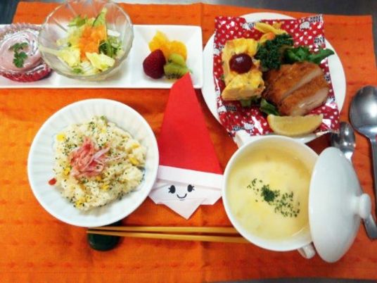 色鮮やかな食事の様子