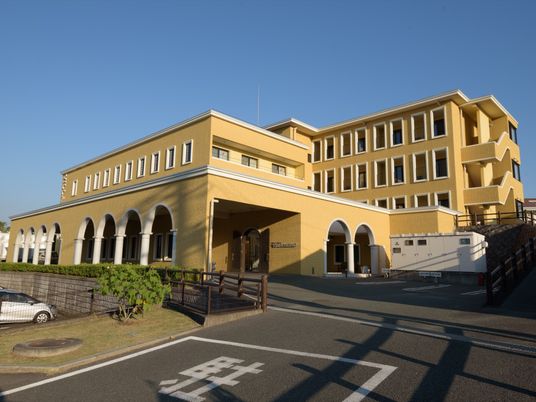 黄色い建物のエントランス