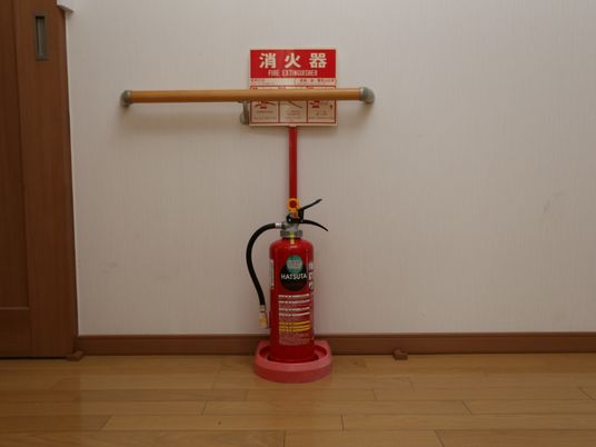 消火器と誘導標識のある廊下
