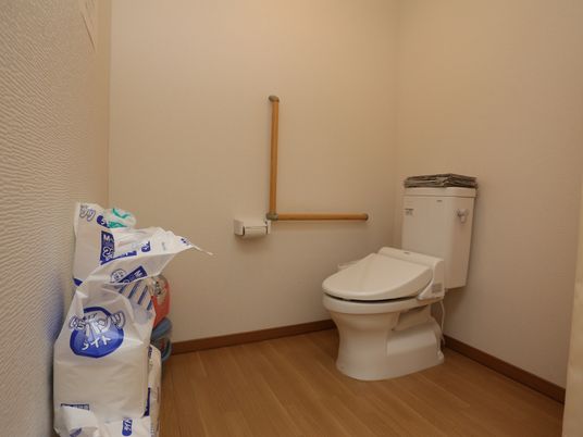 手すり付きのトイレ空間