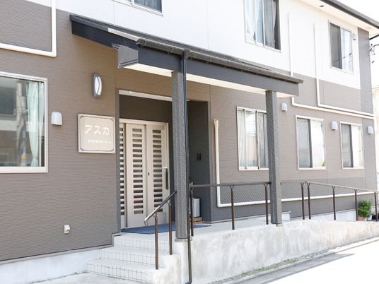 暖かみのある建物エントランス