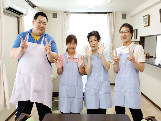 笑顔のスタッフ４人