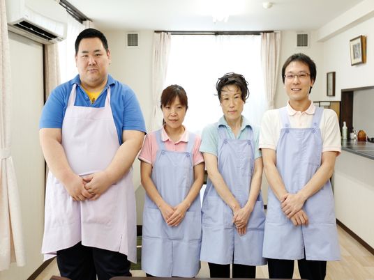 スタッフ4人並ぶ室内
