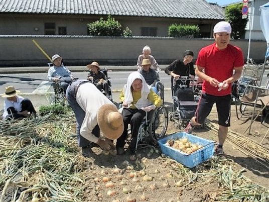 職員と共に農作業支援