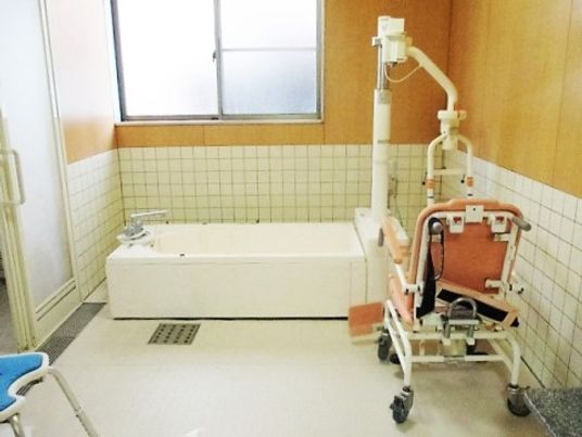 設備整った介護用浴室
