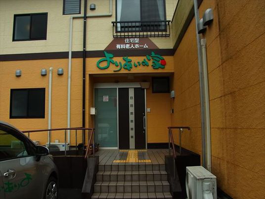 黄色い建物のエントランス