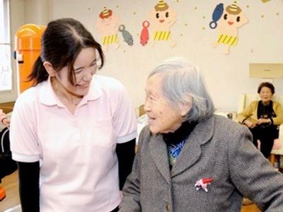 笑顔のスタッフと利用者