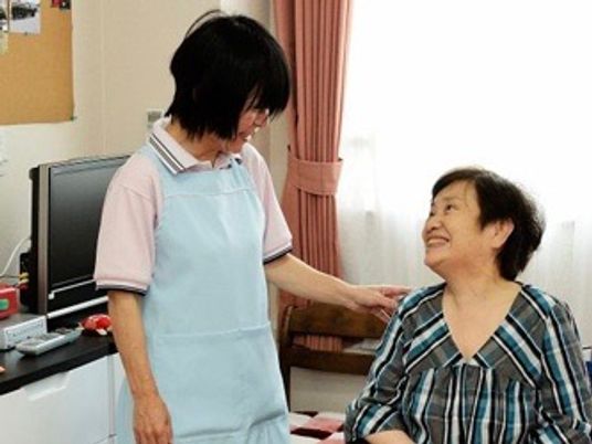 スタッフと利用者の和やかな場面