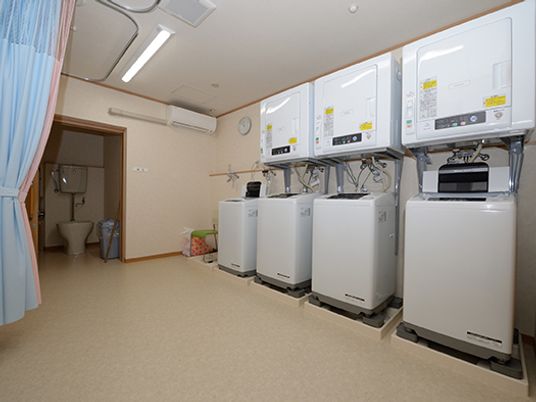 清潔な洗濯機並ぶ洗面所