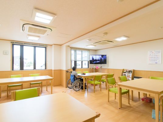 明るい共用ダイニングルーム