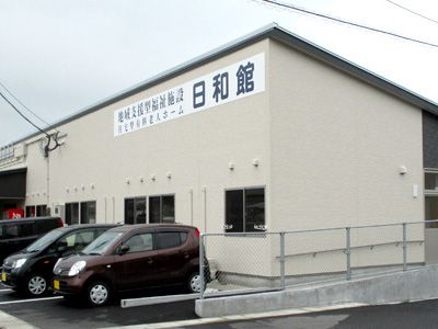 白壁の建物と駐車場