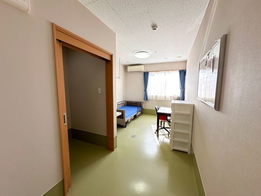 明るい個室の居室
