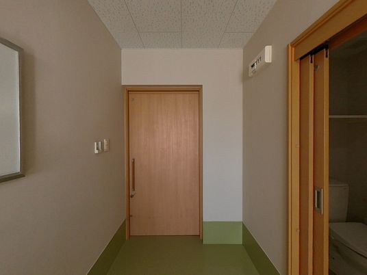 落ち着いた色調の廊下