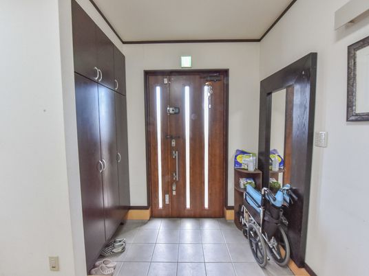 玄関と車椅子の風景