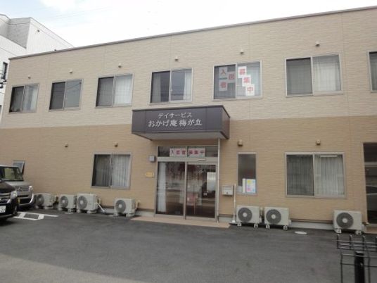 建物正面エントランス