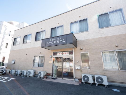 オフィスビル前の看板