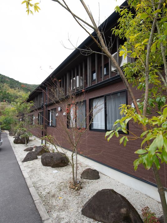 木々と建物の外観