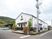 白壁の建物と緑の山並み