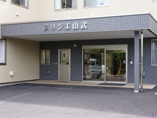 清潔感ある建物のエントランス
