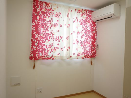 明るい窓とエアコンの部屋
