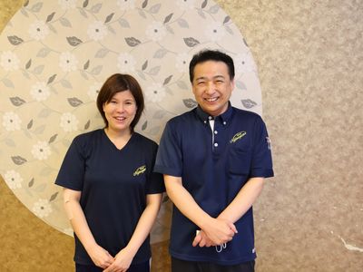 笑顔のスタッフ二人